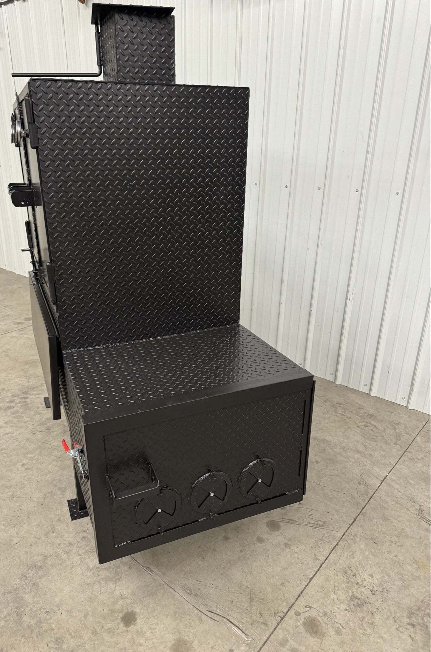 Heavy-duty SNS 40 smoker cabinet with large 30x40 chamber and insulated firebox for reverse flow smoking